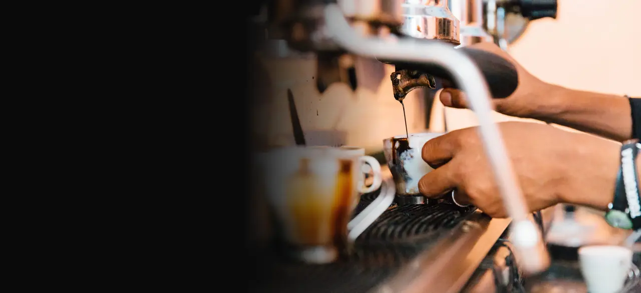 Barista tirando um café na máquina