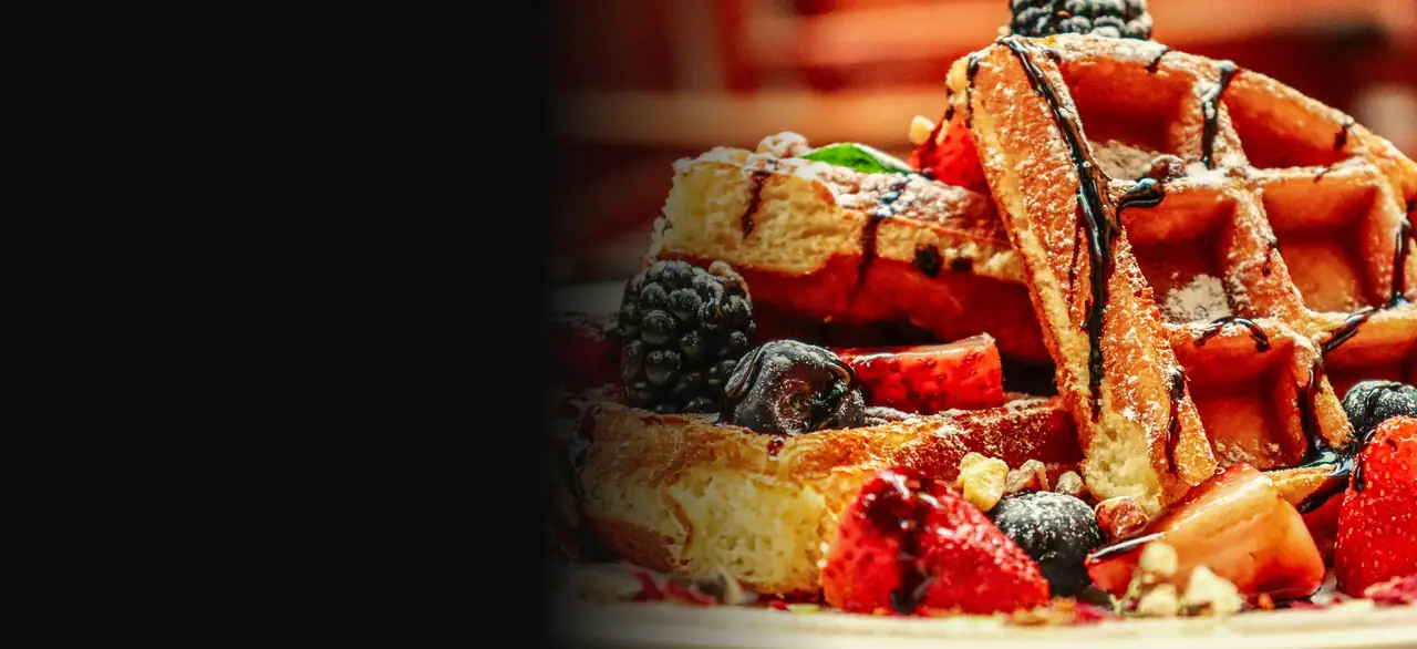 Waffles com frutas vermelhas e calda de chocolate